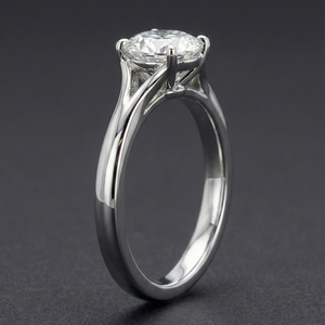 Bague en diamant platine de créateur pour femme, bijou de doigt haut de gamme avec un diamant brillant, parfait pour une célébration de mariage - Product Image 2