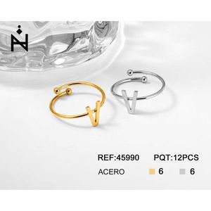 Anillo de Acero Inoxidable con Letra V, Joyería de Moda, 6mm, Talla Ajustable, Accesorio Unisex - Product Image 1