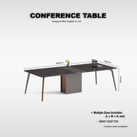 Table de conférence moderne avec plateau laqué, pieds en acier et boîte de rangement intégrée pour solutions de mobilier de bureau