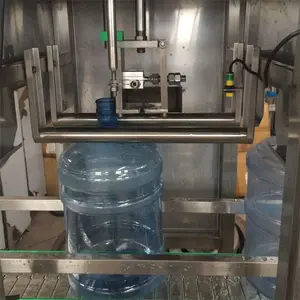 Riempitrice automatica per riempimento di bottiglie di plastica