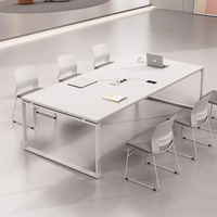 Table de conférence haut de gamme en forme de bateau avec ports de données et prises de courant – Bureau de réunion durable et contemporain pour hôtel