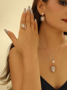 Conjunto de Lujo de Tres Piezas de Acero Inoxidable para Mujer, con Colgante de Girasol Geométrico con Circonitas y Diamantes, para Bodas, Fiestas y Regalos - Product Image 2