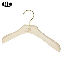 Perlweißes Benutzerdefiniertes Baby- und Kinderkleiderbügel-Set aus Holz mit Goldhaken und Logo