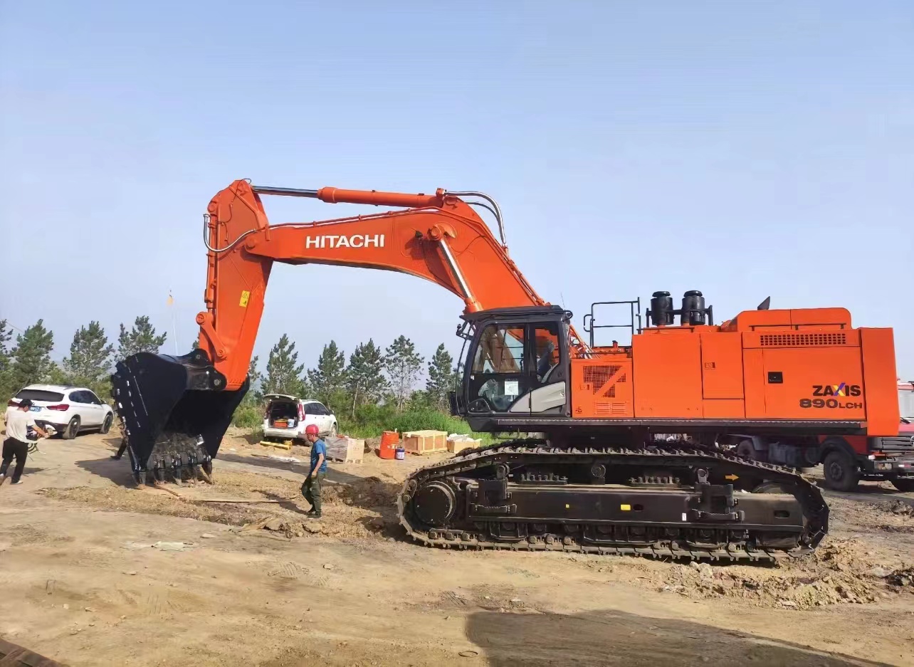 いーだ Hitachi ZX890 headed out on this rainy morning. #hitachi