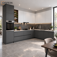 Cuisine en L sur mesure OPPEIN, moderne, blanc et gris foncé, avec panneaux plats et plan de travail en quartz, pour projet résidentiel