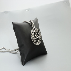 Collar con Colgante Redondo, Cadena Plateada Negra, Diseño de Nudo Celta, Joyería Religiosa Cristiana, Regalo para Hombres, Mujeres, Parejas, Estudiantes - Product Image 2