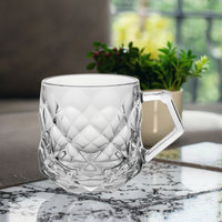 Mug en verre taillé à motif diamant de 350 ml. Texture ornée et poignée angulaire. Idéal pour les boissons chaudes.