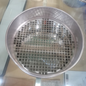Panneau de tamisage en acier à faible teneur en carbone galvanisé et antirouille avec fixation fixe pour les essais de sol en génie civil et le sable de fondation - Product Image 1