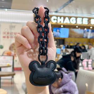 سلسلة مفاتيح فاخرة من الجلد الصناعي باللون الأسود مع شعار شخصي قلادة عيد ميلاد قلادة معدنية مخصصة على شكل دب - Product Image 4