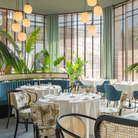 Ensemble de canapés de restaurant modernes avec chaises en cuir et dossier en rotin, usage commercial, imperméable et écologique