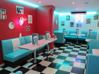 Canapé d'angle en cuir de style américain, combinaison en forme de U, semi-rond, rétro, banquette de restaurant, table et chaises