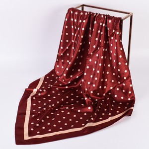 Nouvelle Collection Été : Grand Foulard Carré en Soie Imitée Satinée, Motif Points Ondulés, Vente en Gros Usine - Product Image 2