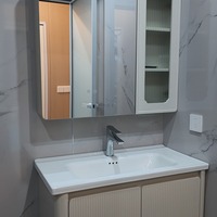 Cabane de jardin préfabriquée personnalisable avec mur à lattes verticales et grande porte vitrée pour projet de conception d'atelier à domicile