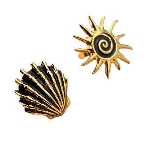 Bague ouverte vintage en acier inoxydable plaqué or véritable 18 carats, motif spirale soleil hélice coquillage, design bicolore or noir, résistante au ternissement - Product Image 6