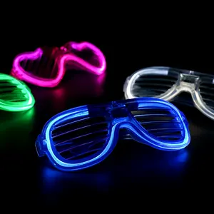 Les stores en plastique clignotants éclairent les lunettes à LED pour les fêtes au bar.