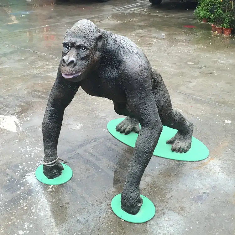 Modelo de estátua de orangotango com escultura animal em fibra de vidro personalizada