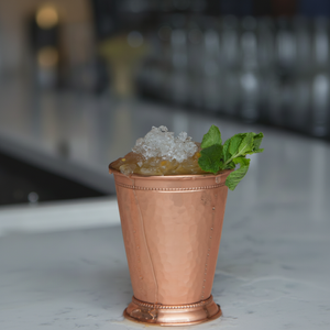 Copas de julepe de cobre para ideas de decoración de bar en casa con estilo, ideales para interiores de estilo rústico moderno. - Product Image 1