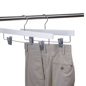 Cintre à pantalons en bois blanc de luxe avec crochet <span class=keywords><strong>et</strong></span> design multifonctionnel flexible pour les magasins de vêtements <span class=keywords><strong>et</strong></span> les supermarchés - Product Image 3