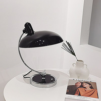Lampe de bureau artistique de style contemporain, en fer, avec dôme chromé, bras courbé, design haut de gamme, vintage, sans fil, fonctionnant sur batterie, LED à intensité variable