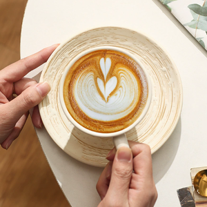 Tasses à café réutilisables en céramique 3D gaufrée, design dessin animé, écologiques, sûres pour les aliments, blanches/jaunes, pour l'eau et le thé, fabriquées sur mesure en Chine - Product Image 2