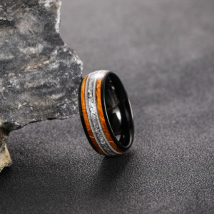 Bague de mariage pour <span class=keywords><strong>homme</strong></span> OAHLAN, bijoux de mode, 8 mm, en bois de fût de whisky, cordes de guitare, incrustation en aluminium, anneaux en carbure de tungstène pour <span class=keywords><strong>homme</strong></span> - Product Image 3