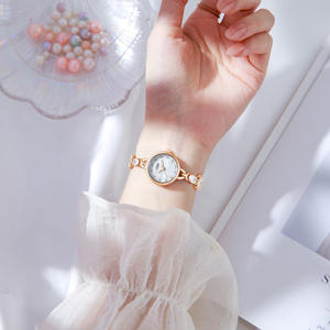 Montre-bracelet pour femme en or rose de luxe avec cadran en nacre et cristaux, élégante montre-bracelet à quartz tendance - Product Image 4