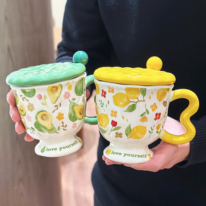 แก้วเซรามิก Zuo Mu พร้อมฝาและช้อน ลายผลไม้เพ้นท์มือ ทนความร้อน แก้วกาแฟสำหรับออฟฟิศ ของขวัญสำหรับสาวๆ - Product Image 5