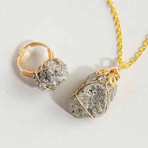 Conjunto <span class=keywords><strong>de</strong></span> Collar, <span class=keywords><strong>Pulsera</strong></span> y Anillo <span class=keywords><strong>de</strong></span> Pirita Natural, Joyería <span class=keywords><strong>de</strong></span> Cristal Curativa Envuelta en Alambre Dorado, Joyería <span class=keywords><strong>de</strong></span> Cristal Natural - Product Image 4