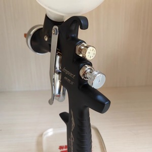 Pistola de Pulverización Iwata con Boquilla de 1.4 mm para Pintura Automotriz, Alimentación por Gravedad - Product Image 3