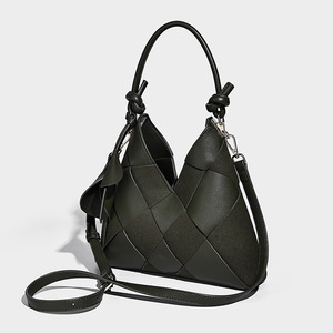 Nouvelle collection de sacs fourre-tout portables en cuir PU tissé haut de gamme pour femmes avec breloque, été automne, luxe fait main - Product Image 3
