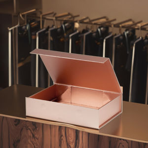 Высококачественные упаковочные коробки для магазина одежды, прочная бумага, с тиснением, роскошная Розничная торговля напрямую произведена нашей компанией - Product Image 1