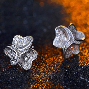 Orecchini a Perno con Fiore di Trifoglio per Donne, Gioielli Floreali alla Moda - Product Image 3