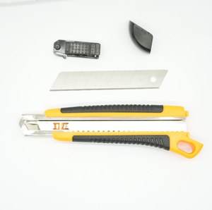 Cuchillo Retráctil para Cortar Cajas, Cuchilla de 18mm con Mango <span class=keywords><strong>TPR</strong></span>, Hoja de Acero de Alto Carbono, Botón de Cambio de Estilo - Product Image 2