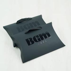 Caja de Papel Plegable con Forma de Almohada Personalizada, Asa de Papel Recubierto, Materiales Reciclados, Recubrimiento UV, Logotipo Personalizado Aceptado, 28x23x6cm, Negro - Product Image 1