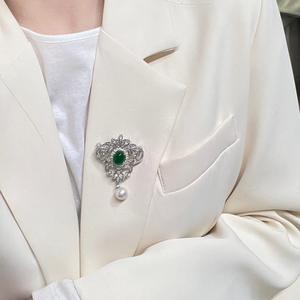 Broche de Esmeralda con Cuentas de Arroz Grandes de 10-11 mm, Estilo Palacio Noble, con un Tono Dominante, Ligera Fugacidad Lateral, Fuerte Brillo, para Compromiso - Aura Aristocrática - Product Image 4