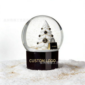 Globe à neige personnalisé avec logo, sapin de Noël et sac pour cadeaux d'entreprise - Product Image 2