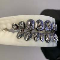 Grillz Gotico all'ingrosso in Argento Sterling S925 con Croce e Motivo a Rilievo Baby Face, Set Completo, Gioielli Hip Hop, Grillz Personalizzati per Denti