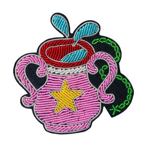 Broches Personalizados con Bordado a Mano en Hilo Metálico, con Pasadores y Diseño de Encaje Cosido - Product Image 1