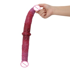 Juguete Sexual para Lesbianas con Pene de Silicona de Doble Cabeza Simulado y Vista al Mar Profundo para una Experiencia Sexual Mística - Product Image 6