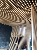 Bâtiment de bureaux moderne et centre commercial ignifugé acoustique en alliage d'aluminium revêtement en poudre plafond grille bande carreaux de plafond prix d'usine