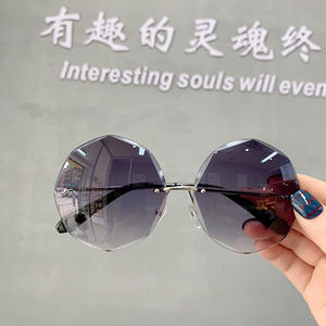 Gafas de Sol Octogonales Irregulares Qianai, Protección UV400, Lentes Tipo 3 AC, Montura Plateada, Diseño Moderno Unisex - Product Image 3