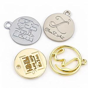 Étiquettes rondes en métal personnalisées avec logo en relief pour vêtements, avec bord découpé au laser et design personnalisé en finition or et argent - Product Image 1