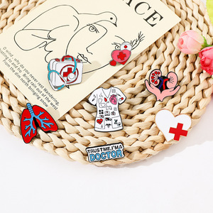 उच्च गुणवत्ता वाले स्टॉक पत्र अंग चिकित्सा पिन ब्रोच नर्स डॉक्टर कपड़े दिल एनमेल लैपल पिन - Product Image 3