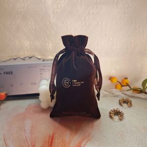 Vente en gros de pochettes en velours imprimées personnalisées de haute qualité avec cordon de serrage pour l'emballage de chocolat, de cosmétiques, de bijoux, de sacs cadeaux, écologiques - Product Image 4