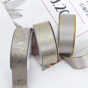 <span class=keywords><strong>Cinta</strong></span> de satén <span class=keywords><strong>plateada</strong></span> con borde dorado de primera calidad, <span class=keywords><strong>cinta</strong></span> con logotipo personalizado impreso en lámina dorada de 25mm <span class=keywords><strong>para</strong></span> envolver regalos de cumpleaños/aniversario - Product Image 3
