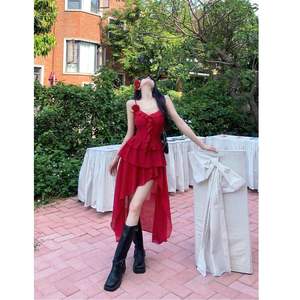 Vestido playero corto de poliéster de color liso con cuello en V y tirantes irregulares rojos de secado rápido para mujer - Product Image 2