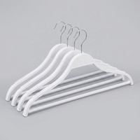 Cintres en plastique PP blanc antidérapants et écologiques avec rainures, 45 cm, pour vêtements, idéaux pour les armoires et les boutiques.