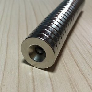 Aimant cylindrique en néodyme à trous pour usage industriel - Product Image 2