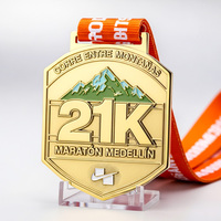 Médaille d'honneur octogonale en alliage de zinc émaillé souple, dorée et polie, avec motif montagne en relief, pour activités sportives de plein air et courses de fin de course (OEM en gros)