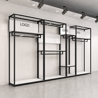 Étagère de présentation en acier inoxydable doré avec logo personnalisé pour les vêtements des hommes, des femmes et des enfants, avec un design élégant pour boutique